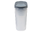 Un récipient en plastique transparent avec un couvercle gris.