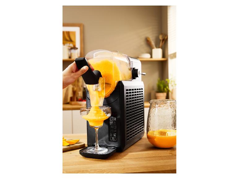 Machine à granita SilverCrest servant de la granita à l'orange dans un verre.