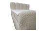 Lit boxspring beige avec tête de lit rembourrée et matelas blanc.