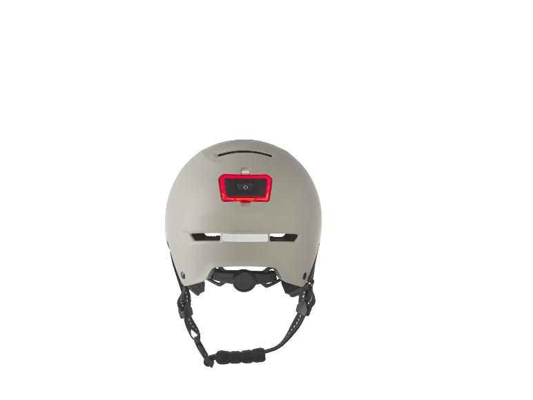 Un casque de vélo gris avec un feu arrière rouge.