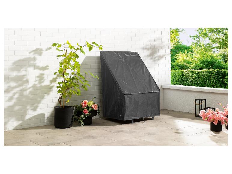 Une housse de protection grise pour une chaise de jardin sur une terrasse.
