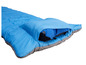 Un sac de couchage bleu avec un oreiller intégré