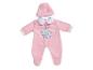 Un pyjama rose pour bébé avec un bonnet, avec un motif d'éléphant.