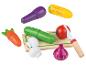 Jouets en forme de légumes, dont du maïs, de l'aubergine, du concombre, une carotte, une tomate, des champignons et un oignon, ainsi qu'une planche à découper en bois et un couteau.