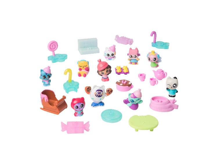 Une collection de figurines et d'accessoires de jouets miniatures colorés, comprenant des personnages, des meubles et des articles alimentaires.