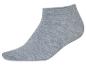 Chaussettes grises courtes en maille.