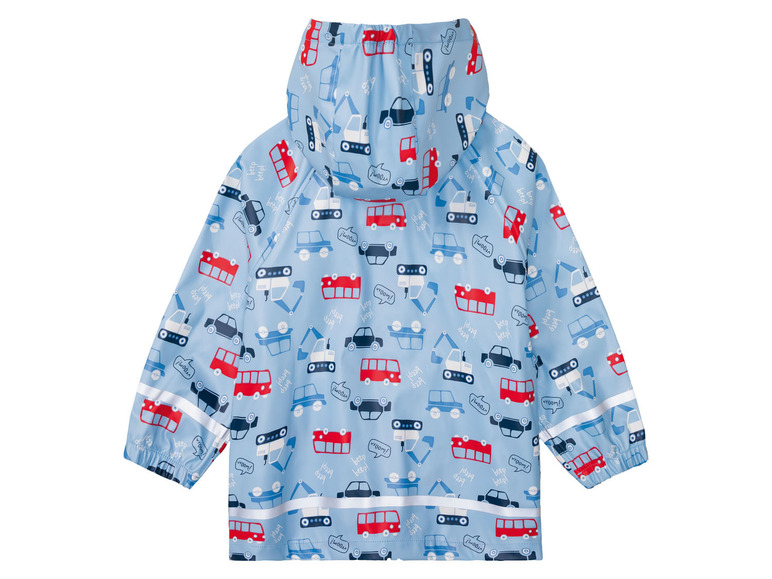 Un imperméable bleu avec un motif de voitures et de camions.