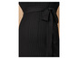 Détail d'une robe en tricot noire avec ceinture.