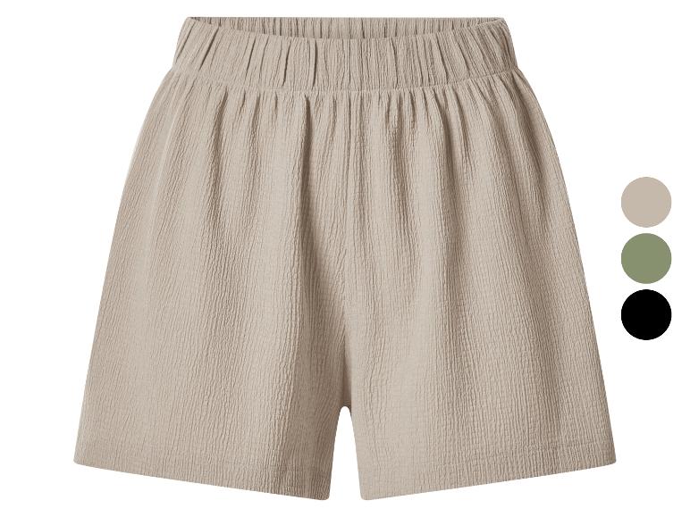 Shorts texturés beiges avec taille élastique, présentés avec des options de couleur.