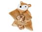 Peluche marron avec visage blanc et yeux noirs, tenant une couverture roulée.