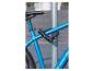 Vélo bleu sécurisé avec un antivol Abus.