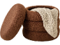Panier en tissu bouclé marron avec une couverture tricotée crème.