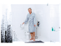 Homme âgé utilisant une barre d'appui pour les toilettes dans la salle de bain.