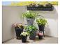 Système d'arrosage pour balcon avec pots et jardinière.