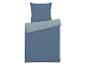 Parure de lit bicolore dans les tons bleus, avec oreiller et couette.