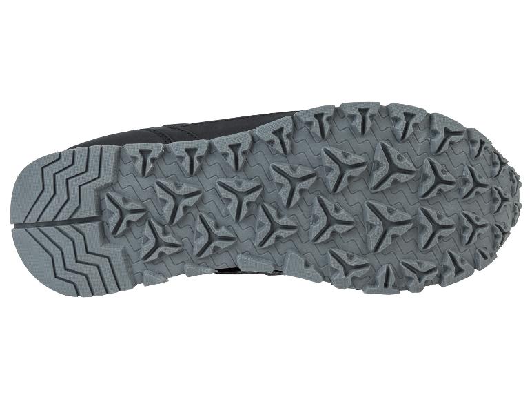 La semelle d'une sneaker noire avec un profil grossier.