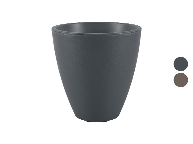 Pot de fleurs gris foncé texturé, avec des échantillons de couleur grise et marron.