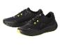 Deux paires de chaussures de course noires avec des accents jaunes.