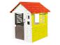 Une maison de jeu Smoby avec un toit rouge