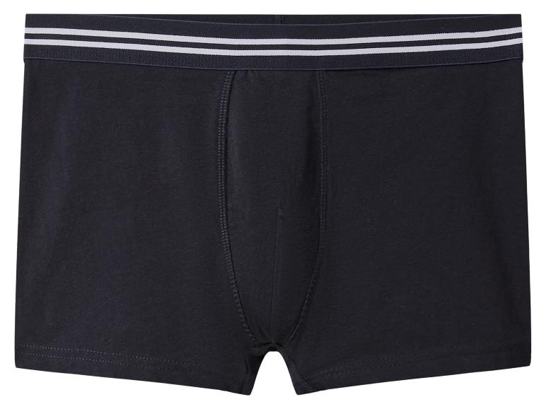 Boxers noirs avec une ceinture élastique rayée blanche.
