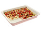 Un plat de tomates, courgettes et ricotta cuits au four.