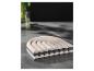 Trois dessous de verre en silicone beige avec une bordure grise sur une surface grise.