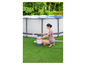 Une femme installant un filtre pour une piscine Bestway.