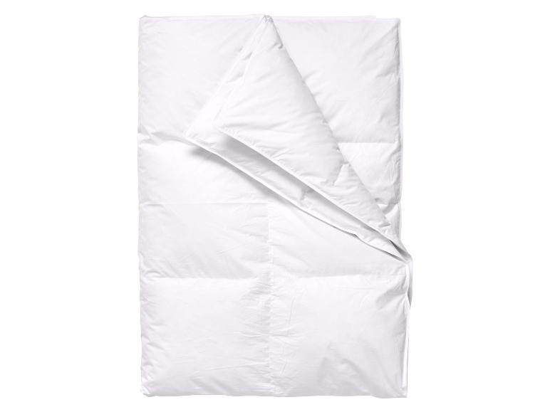 Couette blanche pliée avec coutures en caisson