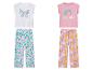 Deux ensembles de pyjamas pour filles avec des imprimés floraux et arc-en-ciel.