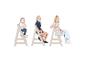 ROBA Treppenhochstuhl Sit Up: trois enfants assis sur des chaises en bois réglables.