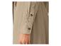 Détail d'une chemise beige à boutons.
