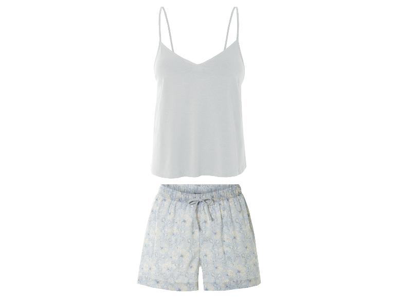 Ensemble pyjama : débardeur et short à fleurs bleu clair.