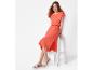 Robe midi corail et sandales tressées : look estival élégant.