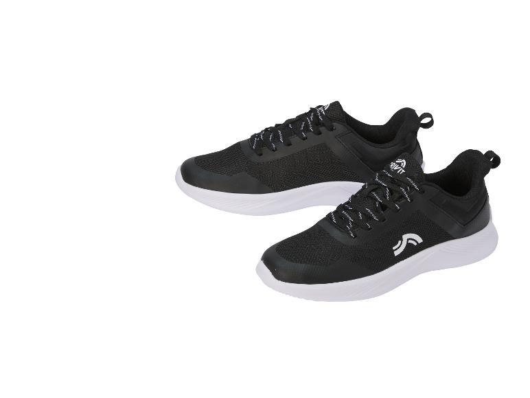 Une paire de chaussures de sport noires avec des semelles et des lacets blancs
