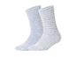 Deux paires de chaussettes bleues moelleuses, une unie et une rayée.