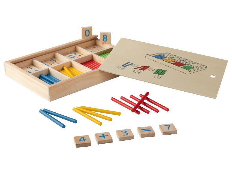 Un ensemble de comptage en bois avec des bâtonnets colorés et des blocs numérotés.