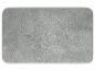 Tapis de bain rectangulaire gris aux coins arrondis.