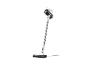 Aspirateur balai sans fil blanc et noir avec une perche d'extension argentée.
