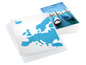 Une pile de photos avec une carte de l'Europe et une photo d'une gondole à Venise.