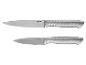Deux couteaux de cuisine argentés en acier inoxydable avec des manches texturés.