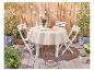 Table et chaises de jardin blanches avec nappe beige.