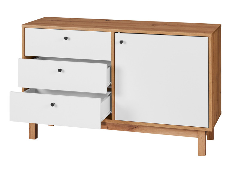Une commode en bois avec trois tiroirs et une porte.