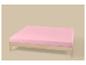 Lit en bois avec drap-housse rose sur fond beige.