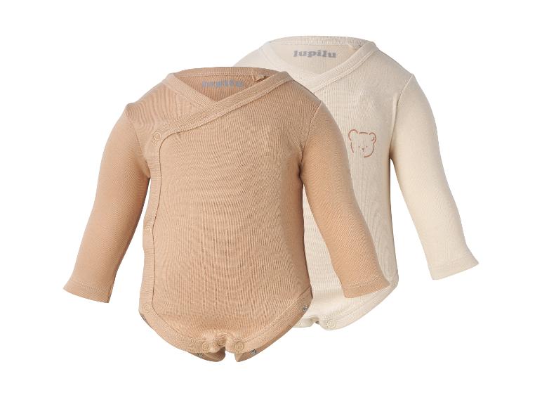 Deux bodies bébé à manches longues, un beige avec un ours et un marron croisé.