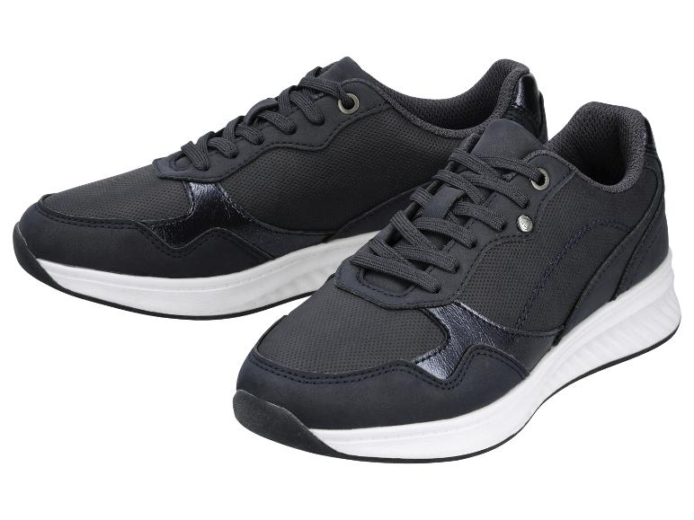 Paire de baskets bleu foncé à semelles blanches, avec des détails texturés et brillants.