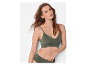 Modèle portant un ensemble de lingerie vert olive.