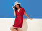 Une femme en robe rouge avec un chapeau de paille