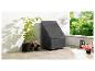 Une housse de protection grise pour une chaise de jardin sur une terrasse.