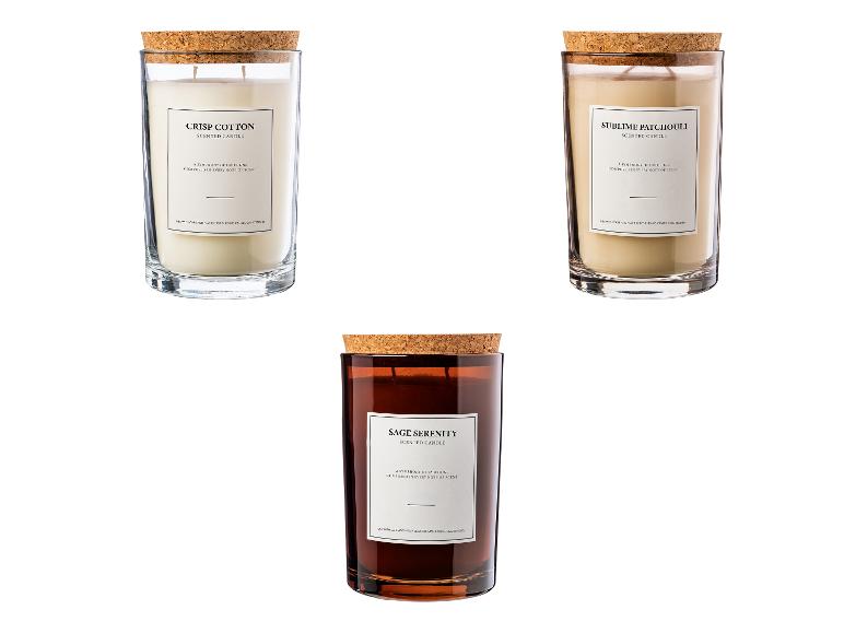 Trois bougies parfumées : Crisp Cotton, Sublime Patchouli et Sage Serenity, dans des bocaux en verre avec couvercles en liège.