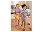 Deux enfants portant des pyjamas et des chaussettes Paw Patrol.